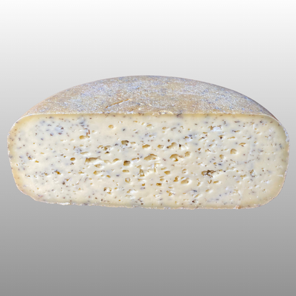 Boerenkaas met verse knoflook en basilicum, rauwmelks met eetbare natuurkorst.