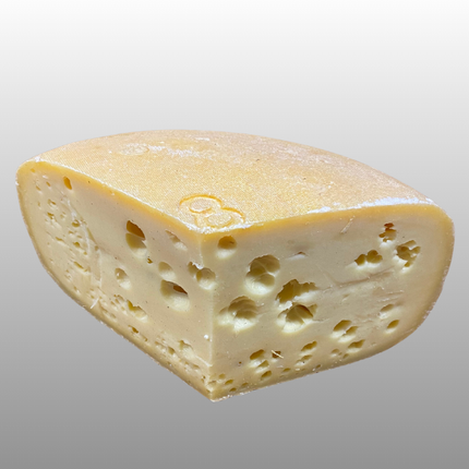 Belegen Achterhoekse Bergkaas, pittige rauwmelkse boerenkaas met eetbare natuurkorst.