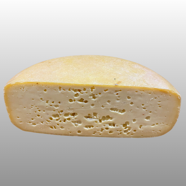 Achterhoekse Bergkaas Jongbelegen met natuurlijke gaten en eetbare natuurkorst.