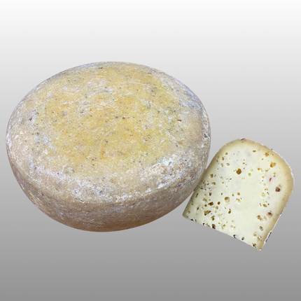 Achterhoekse rauwmelkse boerenkaas met peper, paprika, ui, koriander en piment, mild en aromatisch.