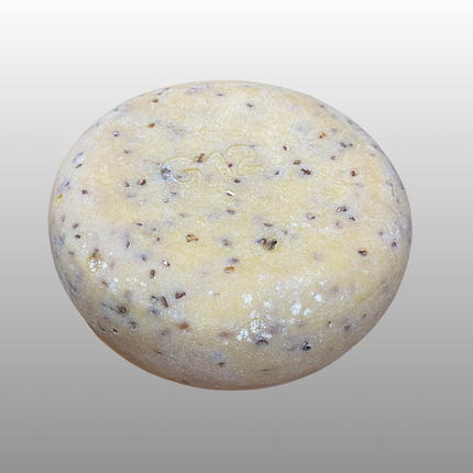 Achterhoekse boerenkaas met fenegriekzaden, biodynamische rauwmelkse kaas met natuurkorst.