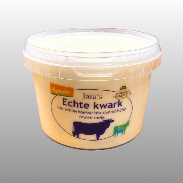 Ambachtelijke biodynamische kwark, langzaam bereid en uitgelekt in doeken, licht en romig.