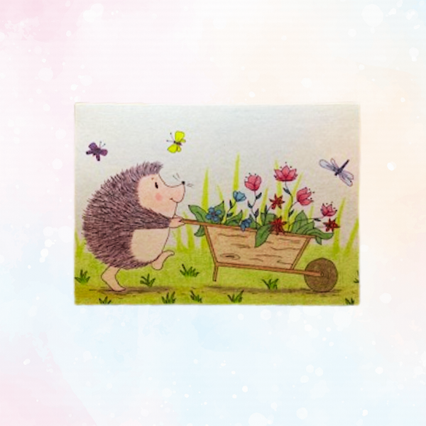 Handgetekende wenskaart van Petra’s Tekentuin, gedrukt op duurzaam PaperWise papier. Egel met kruiwagen